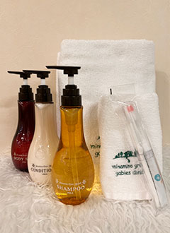 アメニティサービス　シャワー用タオルのレンタルを行っております。お部屋にはシャンプー類や歯ブラシセットなどをご準備しております。